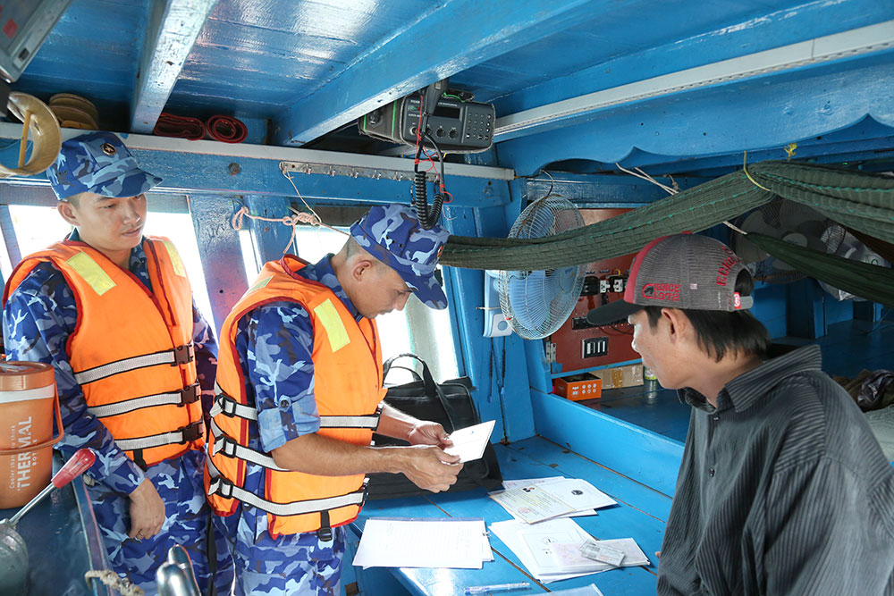 Bắt giữ tàu vận chuyển khoảng 45.000 lít dầu DO không rõ nguồn gốc